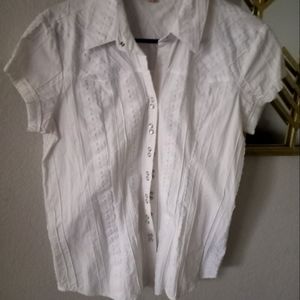 White short sleeve snap button shirt